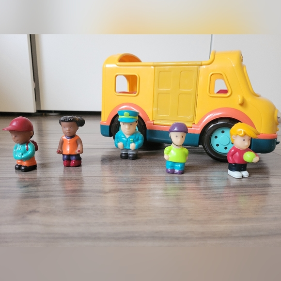 Battat Bus with kids - Picture 4 of 5